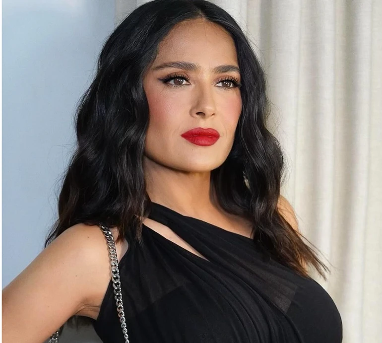 Сальма Хаєк у суцільному купальнику показала розваги в океані. Відео