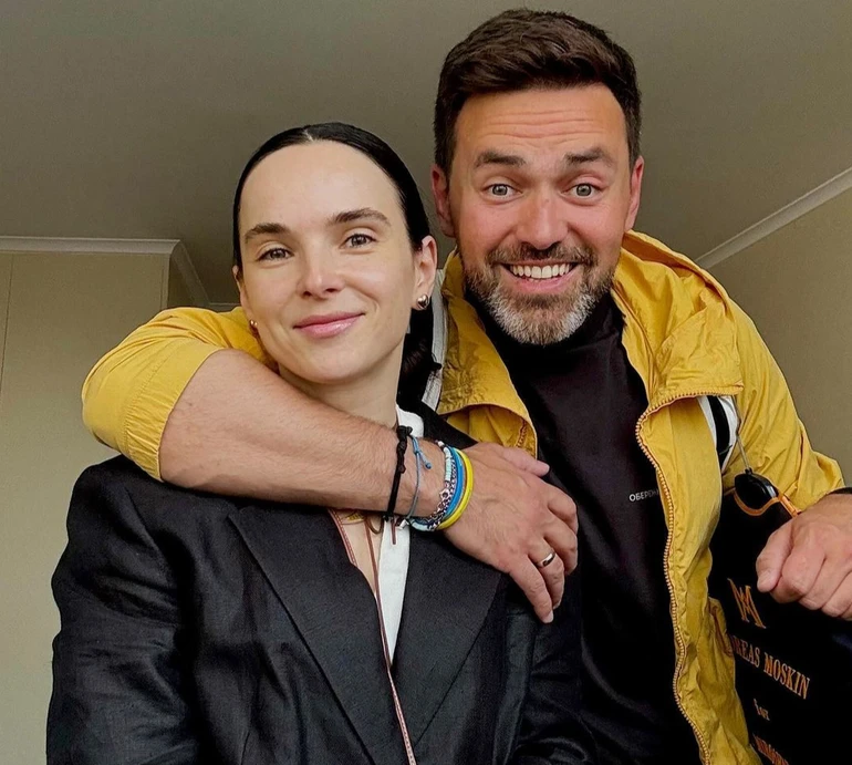 +1: Інна і Тімур Мірошниченки показалися зі своєю прийомною донькою. Відео