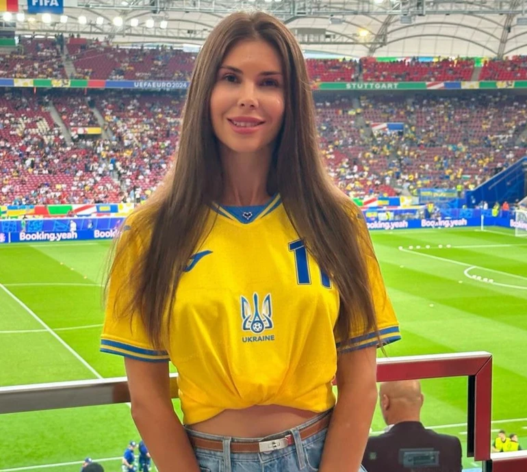 Дружина Реброва у купальнику пригорнула до себе синів для фото з відпочинку