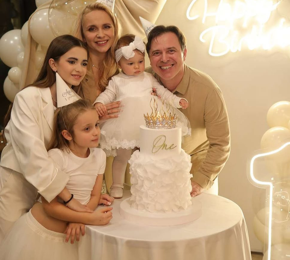 Ребрик показала, як коронувала 1-річну донечку на веселому святі. Фото