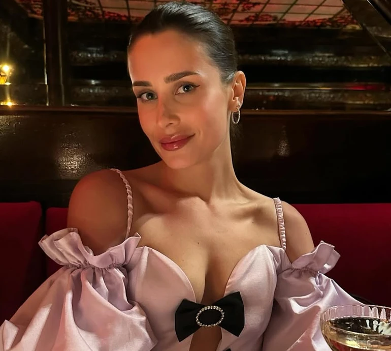 Поцілунки в полі під вельоном: донька Філатова показала перші кадри з весілля