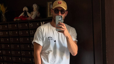 Бєдняков у самому рушнику показав кумедне ранкове селфі з сином і дочкою. Фото