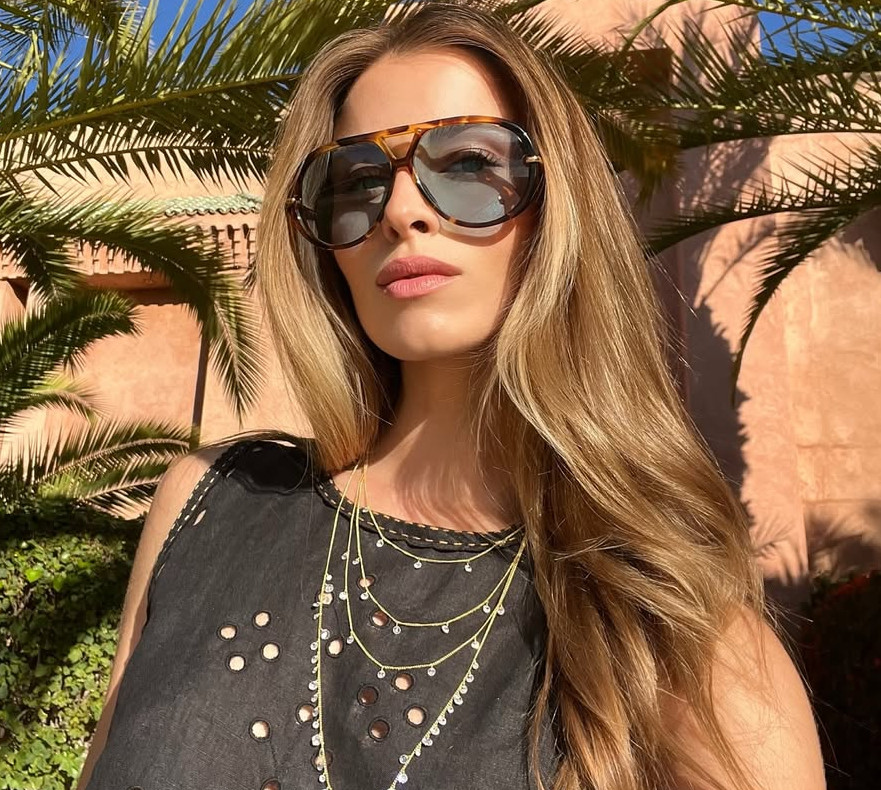 Онука Ротару показала обід з братом у Мілані та пробіглася у вишуканій сукні. Фото, відео