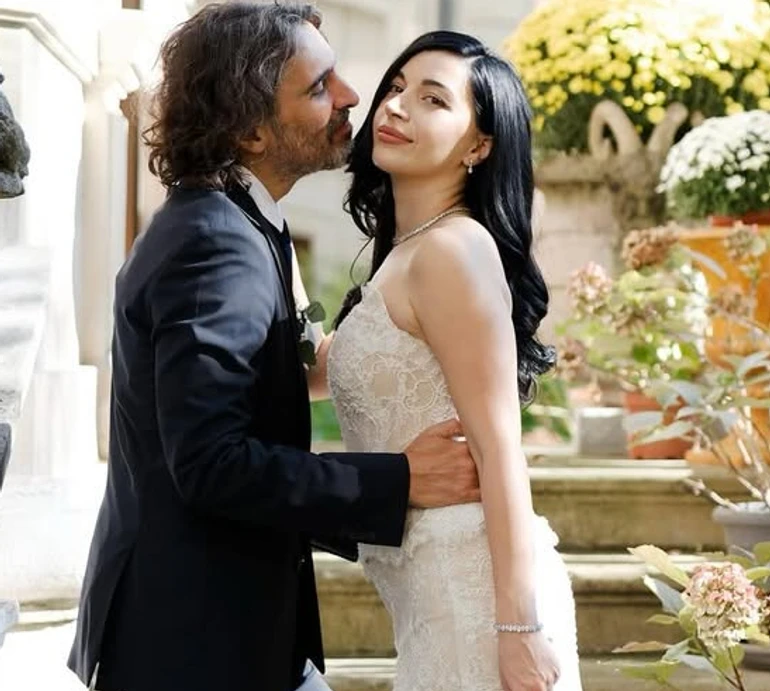 Син Софі Лорен одружився з на 20 років молодшою фітнес-тренеркою та показався коло мами. Фото