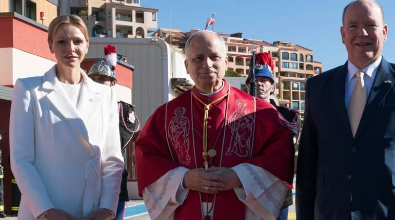 Княгиня Шарлін у total white урочисто попозувала з Папою Римським під час його візиту в Монако