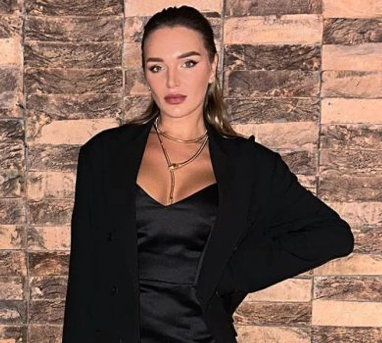 Добкіна в українських брендах посвітила ногами та лакшері-сумкою за 105 тисяч