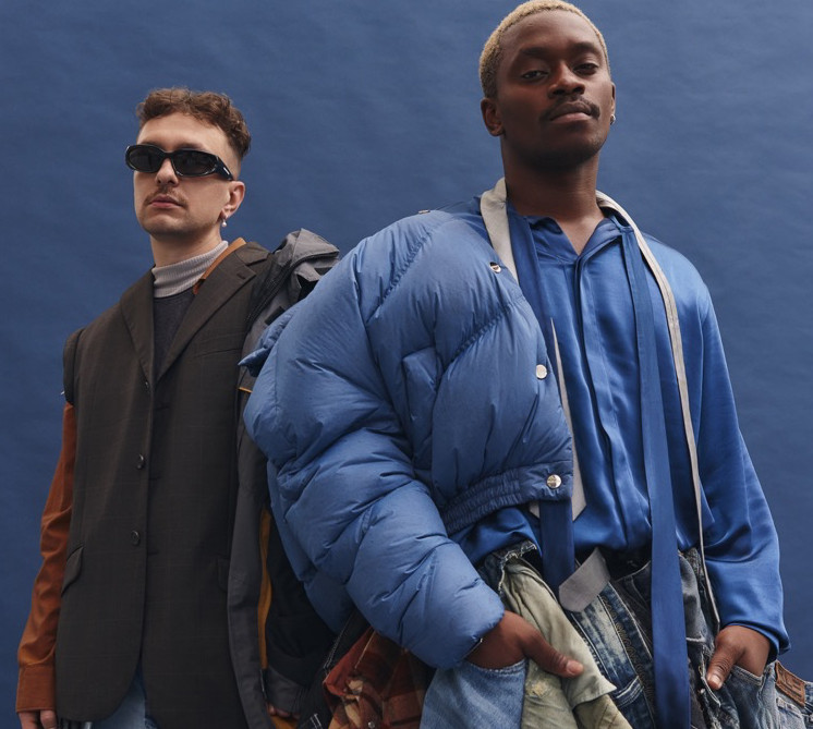 TVORCHI у новому кліпі символічно поскидали з себе купу одягу. ВІДЕО