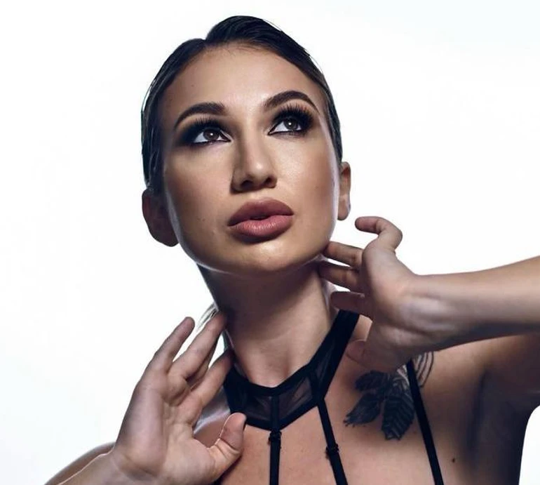 Пренткович у сексі-спідньому повигиналася для гарячих ФОТО