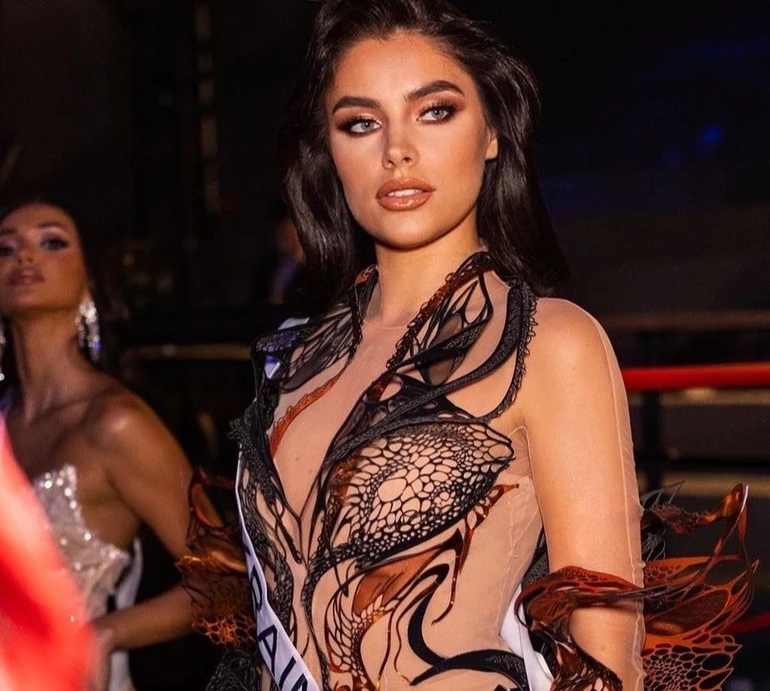 Усанова у червоному купальнику та в сукні-Феніксі ефектно пройшлася на Міс Всесвіт-2023