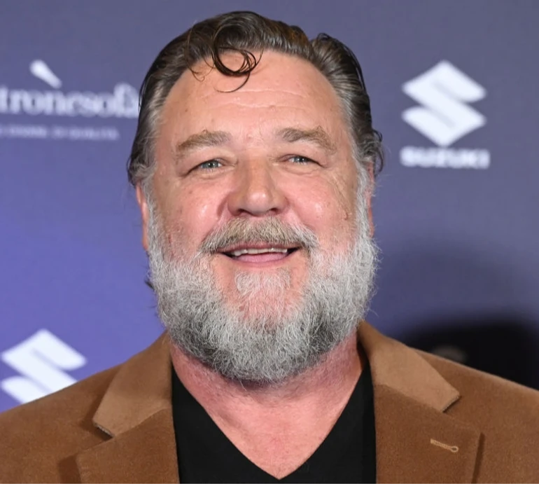 Уперше з 2019-го року: Рассел Кроу зголив бороду і замилував фанів своїм селфі