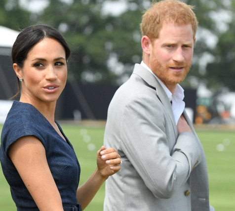 Меган Маркл у дизайнерській сукні повболівала за принца Гаррі на матчі з поло й нагородила цілунком. Фото