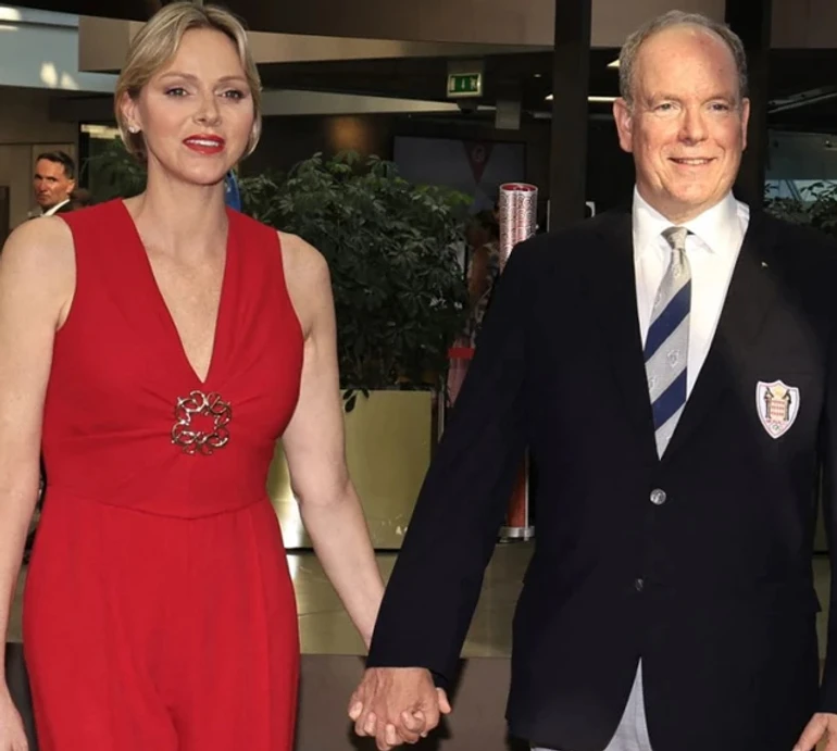 У сережках за $1600 та з оголеним плечем: княгиня Шарлін вигуляла два елегантні образи та попозувала з Усиком