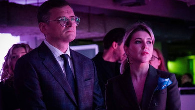 Повів на побачення: як Кулеба свою кохану на автовокзалі смаколиками пригощав