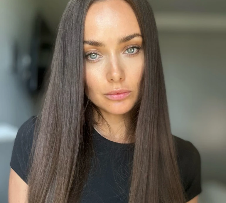 Мішина показалася без мейку після безсонної ночі та в сексі-амуніції з символом влади на губах