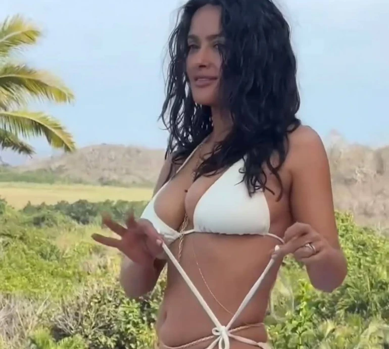 58-річна Хаєк у бікіні продемонструвала спокусливі па для глянцю. Відео