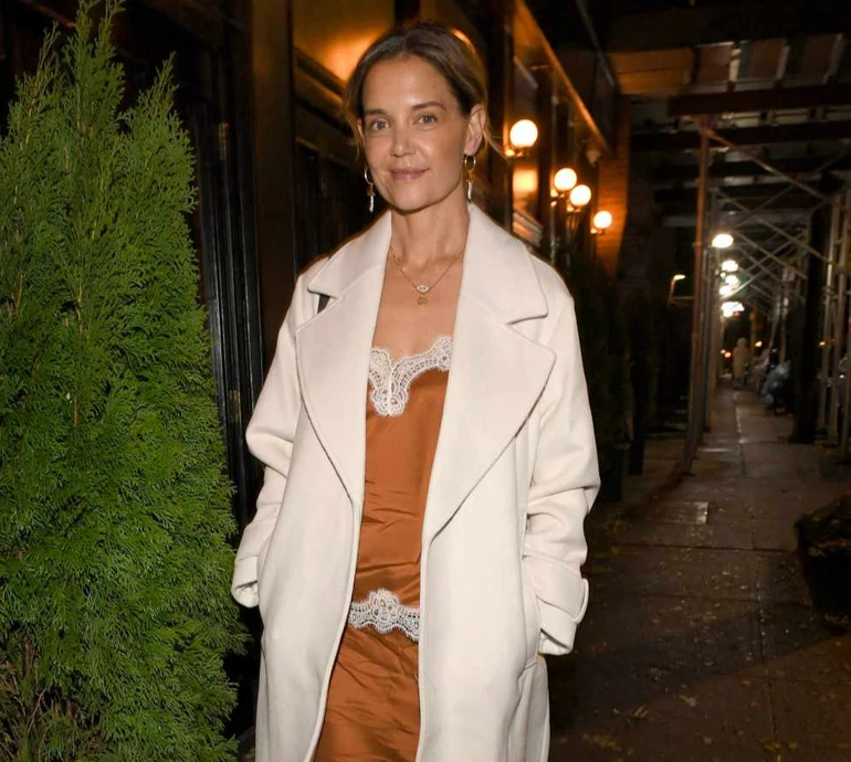 Кеті Холмс на модному івенті вигуляла кокетливу двійку в білизняному стилі. Фото