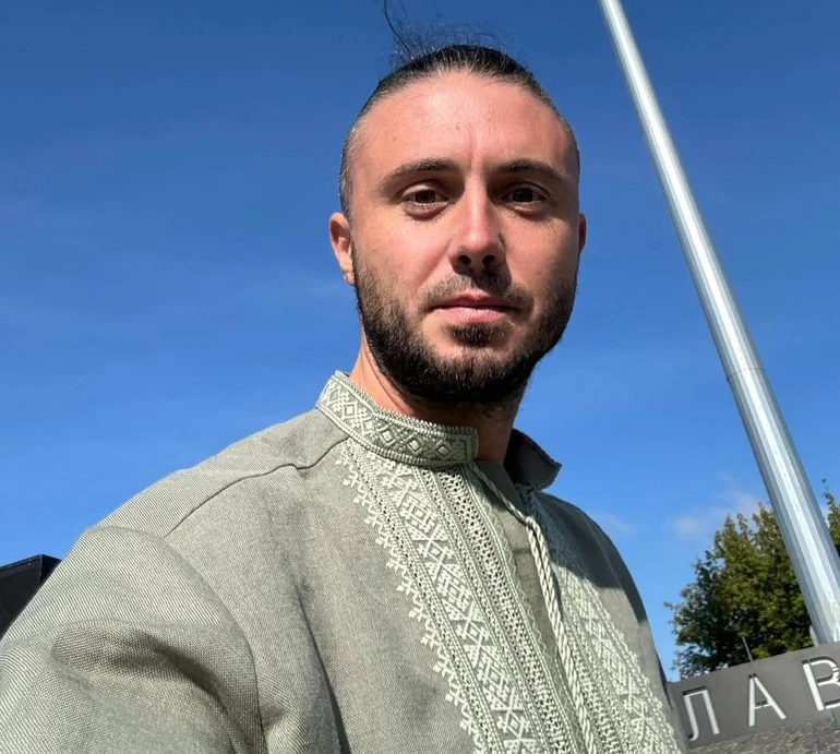 Розваги з татом: Тополя разом з 10-річним сином зліпив сніговика та заселфився в парку