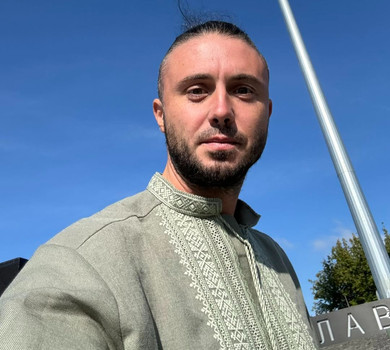 Розваги з татом: Тополя разом з 10-річним сином зліпив сніговика та заселфився в парку