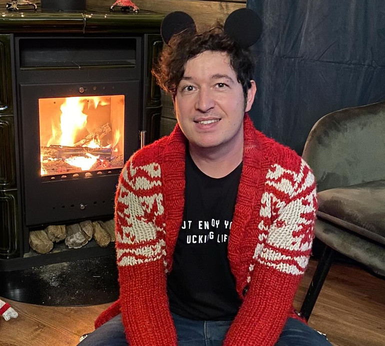 Третя доба без світла: Шуров показав, як із сокирою готувався до порятунку музичних інструментів від замерзання