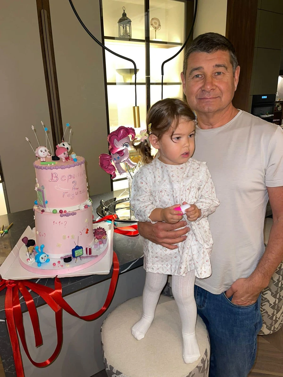 Фото Олександр, який, якщо вірити тому, зазначено в його Facebook, нині мешкає в німецькому місті Олденбург, підписав англійською birthday girl, тобто іменинниця