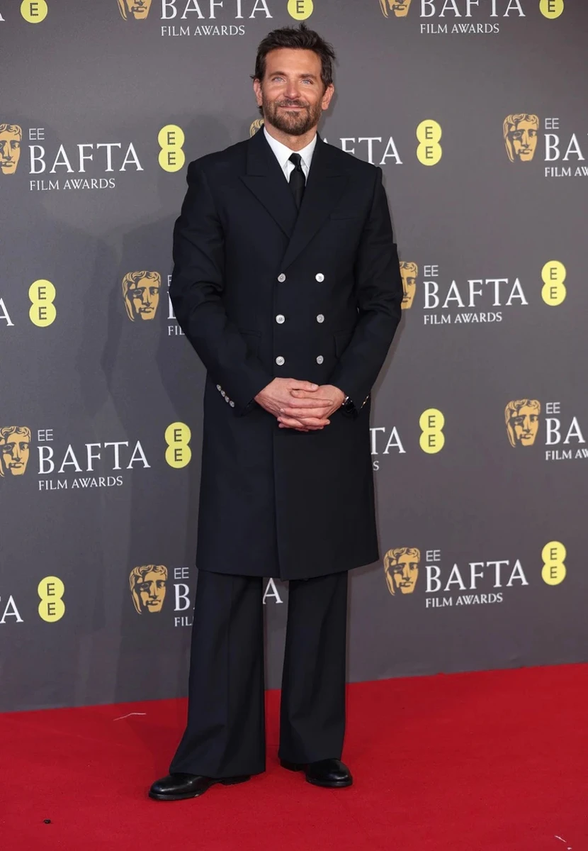 Здається, Куперу доведеться самому позувати на хіднику, хоча фани і сподівалися нарешті побачити їхній з Хадід світський дебют