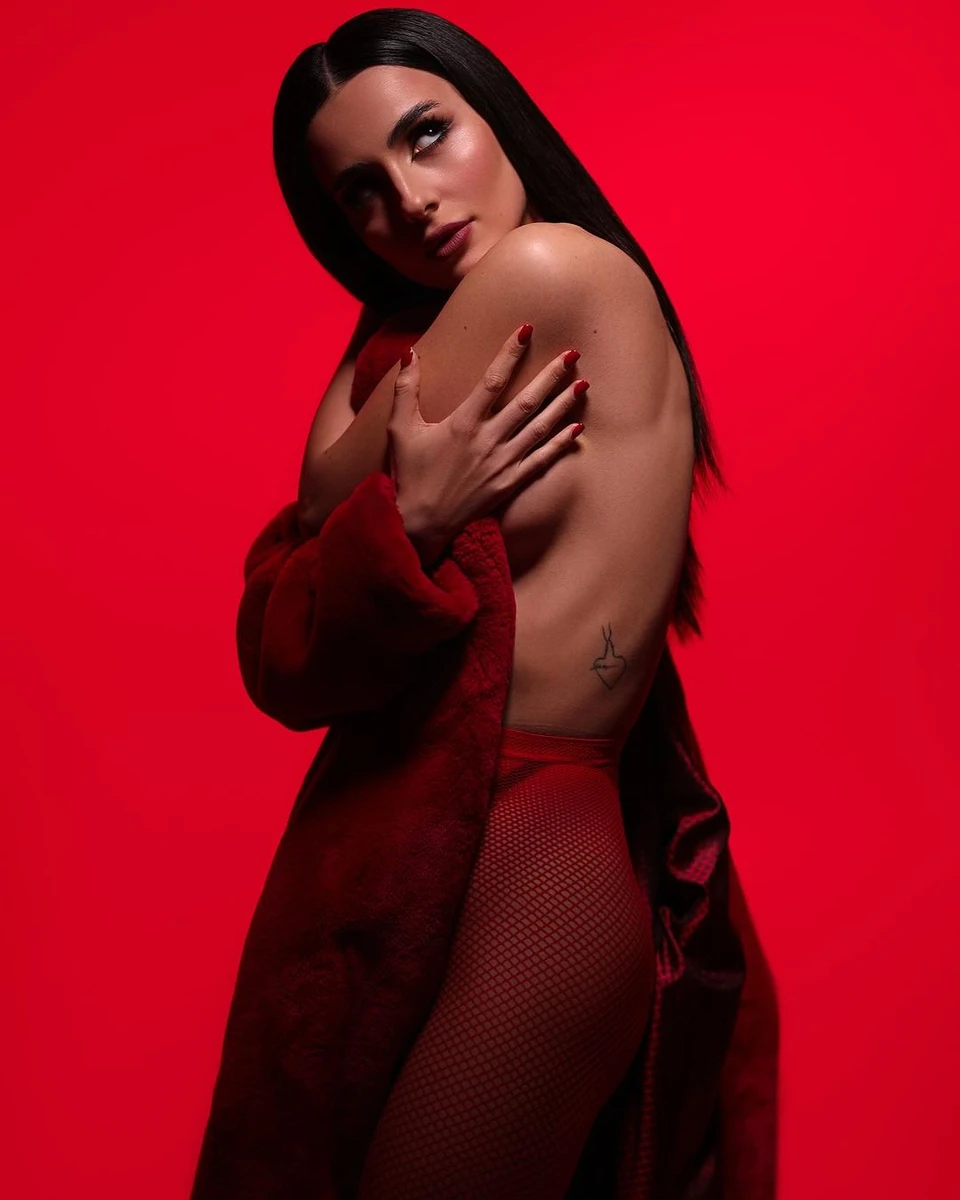 Анна Трінчер позує для фото