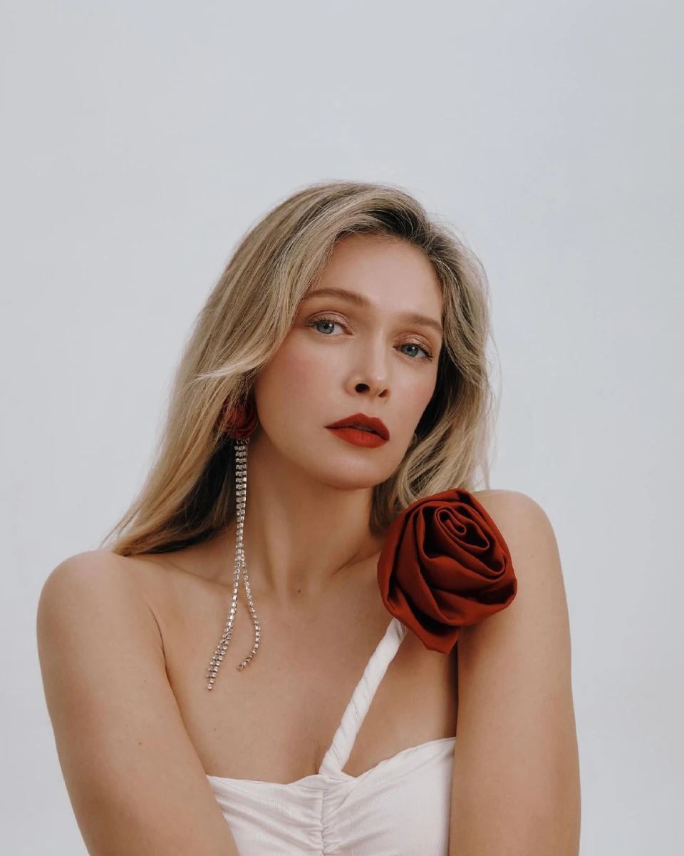 Віра Брежнєва в топі з голими плечима