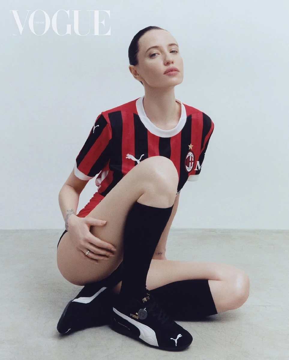 Дорофєєва у гольфах і кросівках