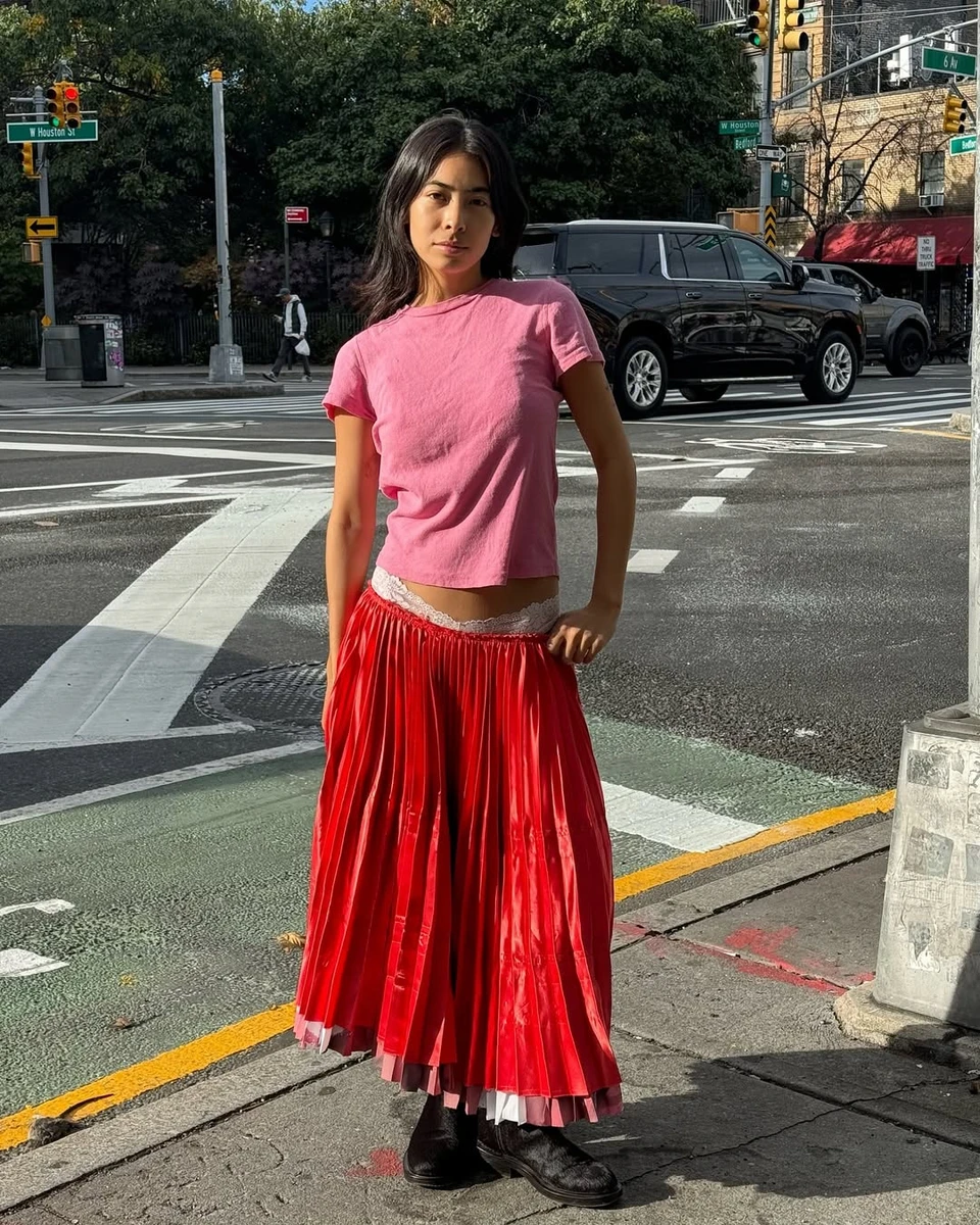Рожева футболка і червона спідниця максі