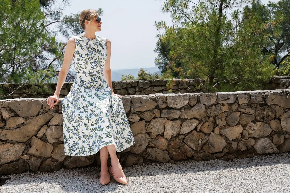 Княгиня Монако у квітковій сукні попозувала у Франції