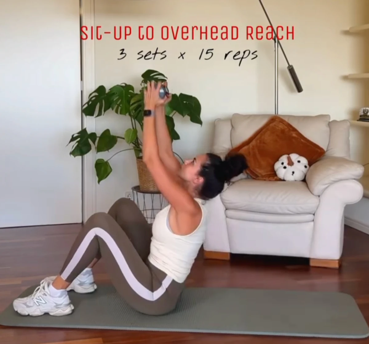 Настя Каменських показала, як зміцнює кор та прес з гантелями