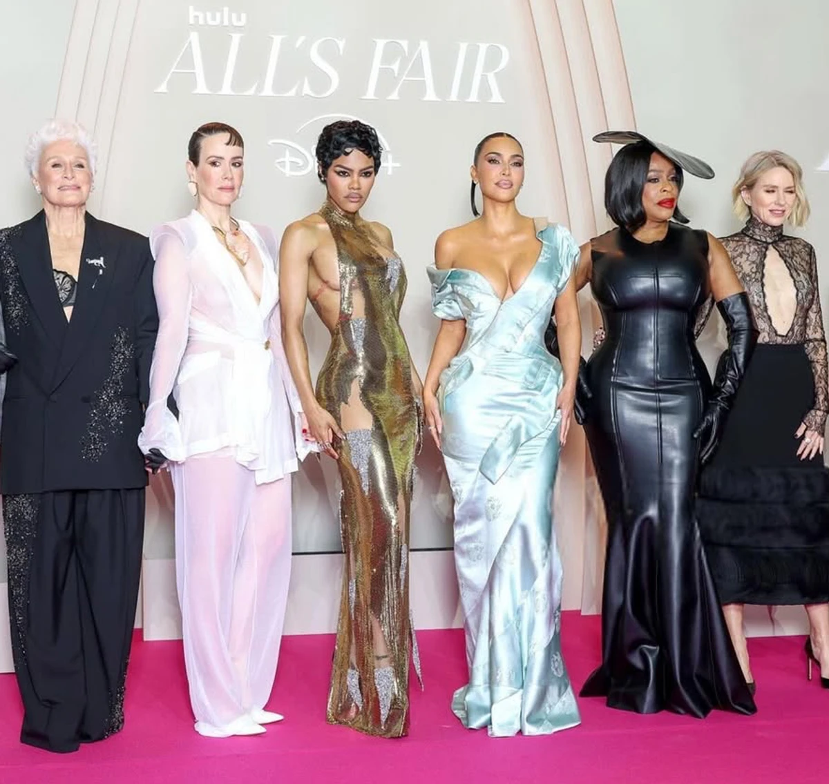 Кім Кардашян випнула перса у сексі сукні поруч з акторками на хіднику