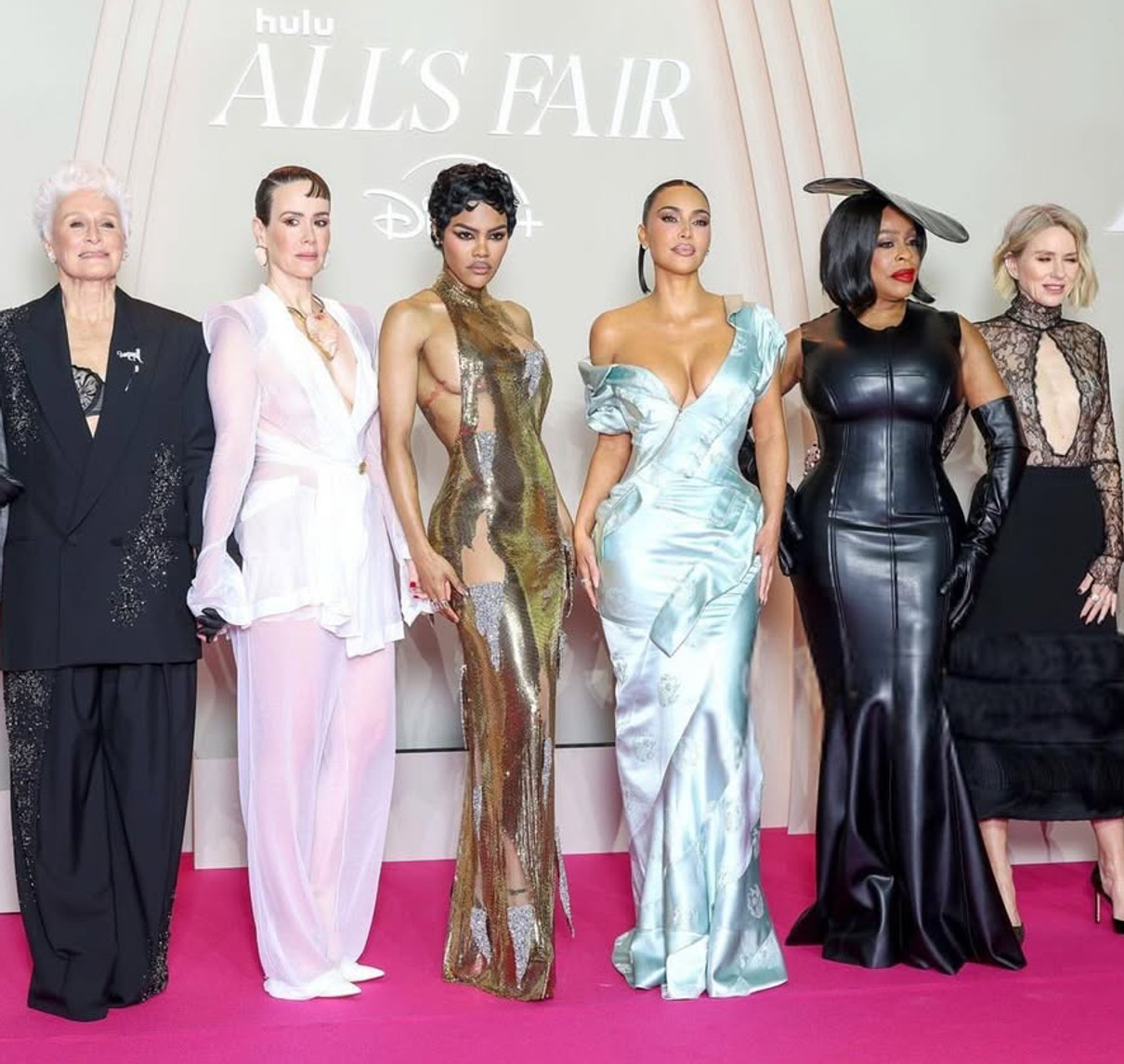 Кім Кардашян випнула перса у сексі сукні поруч з акторками на хіднику