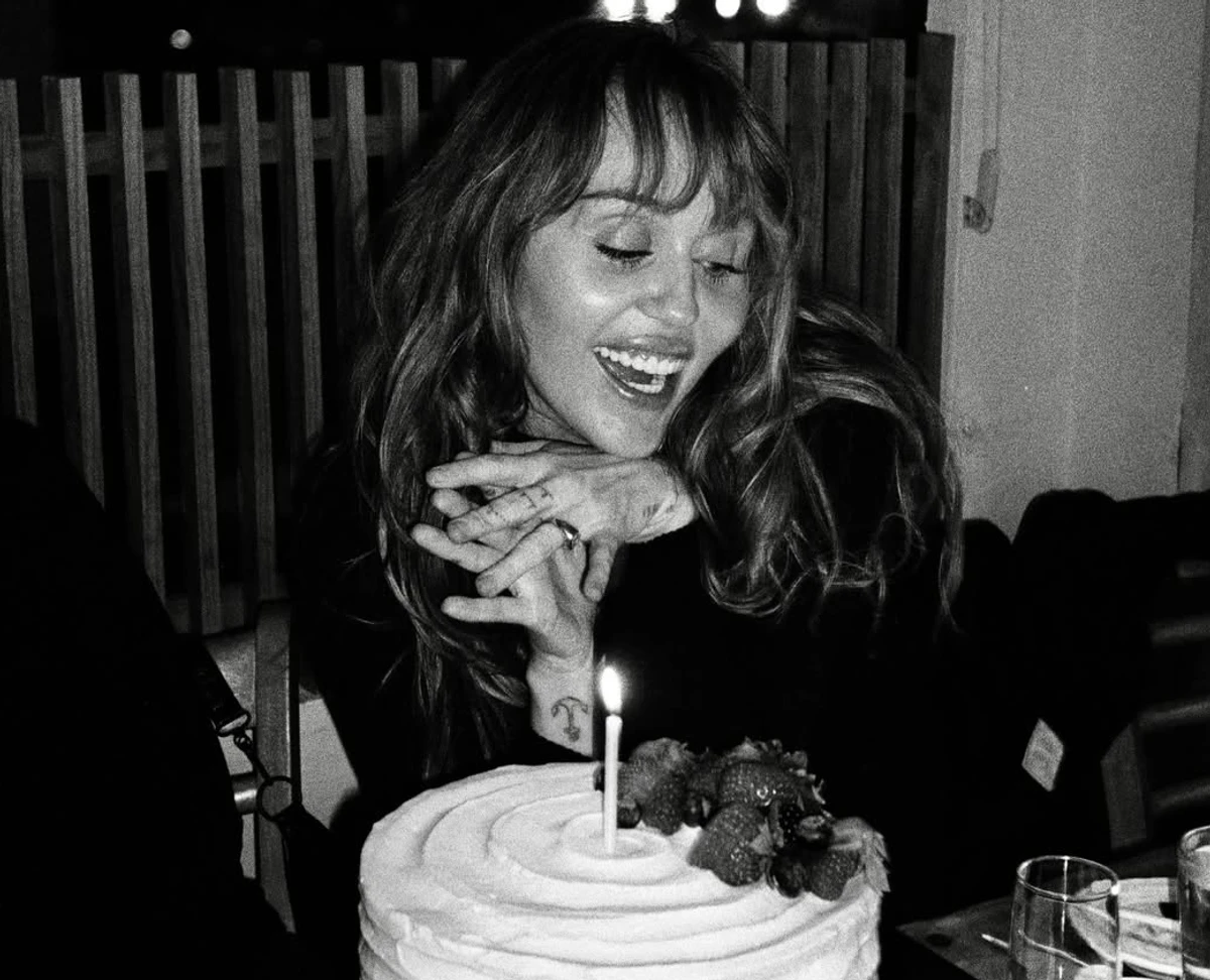 Майлі Сайрус похвалилася дорогоцінною обручкою, ймовірно від коханого