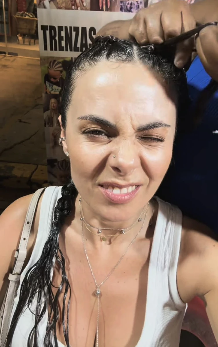 На канікулах Настя вирішили трішки змінити зачіску, тож довелося постраждати 