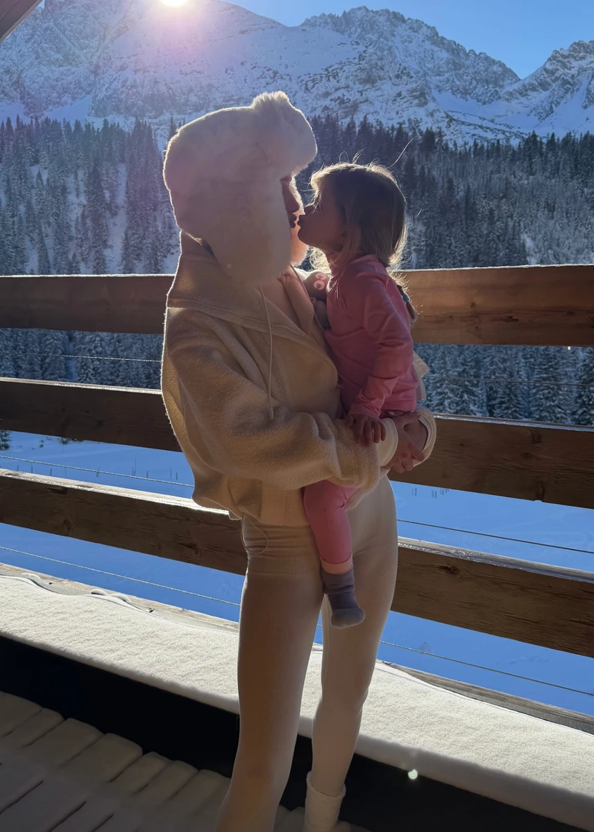 Наречена Джейсона Стейтема попозувала з дочкою на руках в Альпах