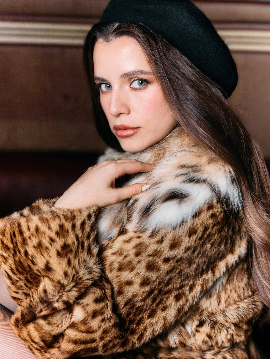 Христина Соловій позує у шубі