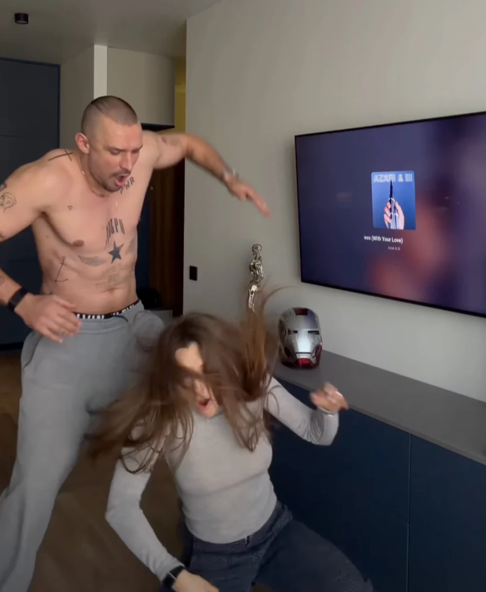 Тарас Цимбалюк кумедно вдарив Світлицьку для відео