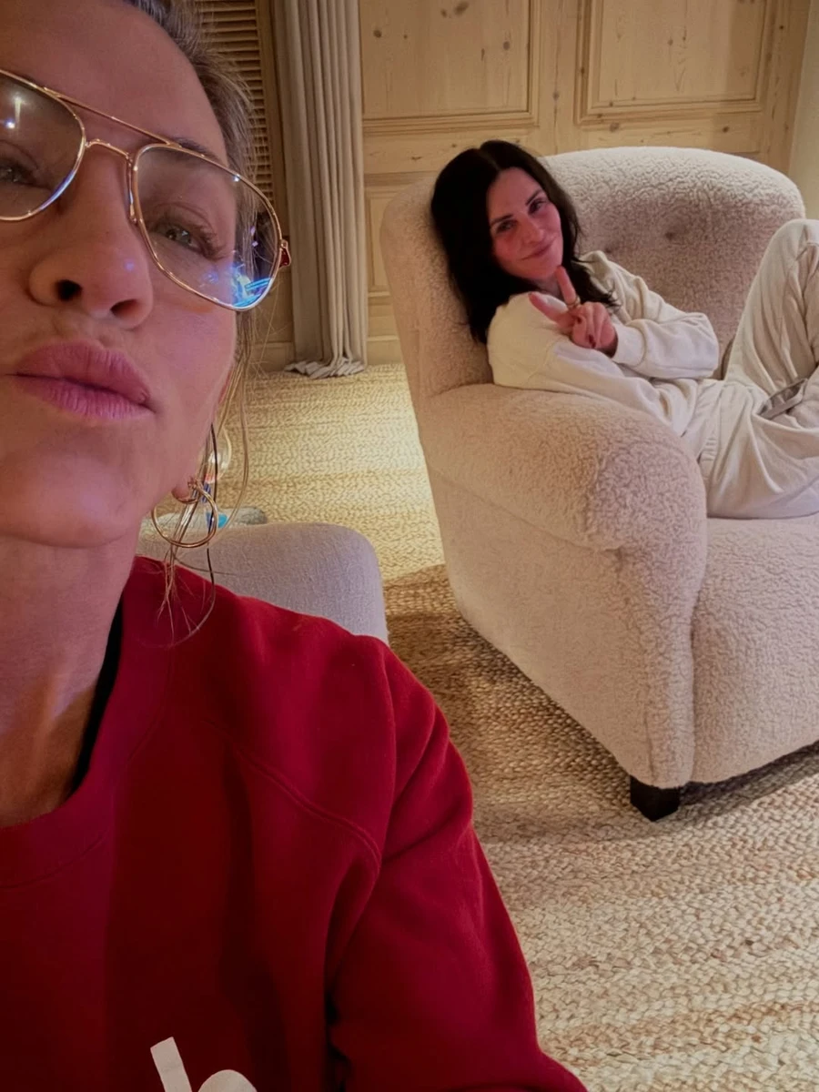 Дженніфер Еністон заселфилася з Кортні Кокс