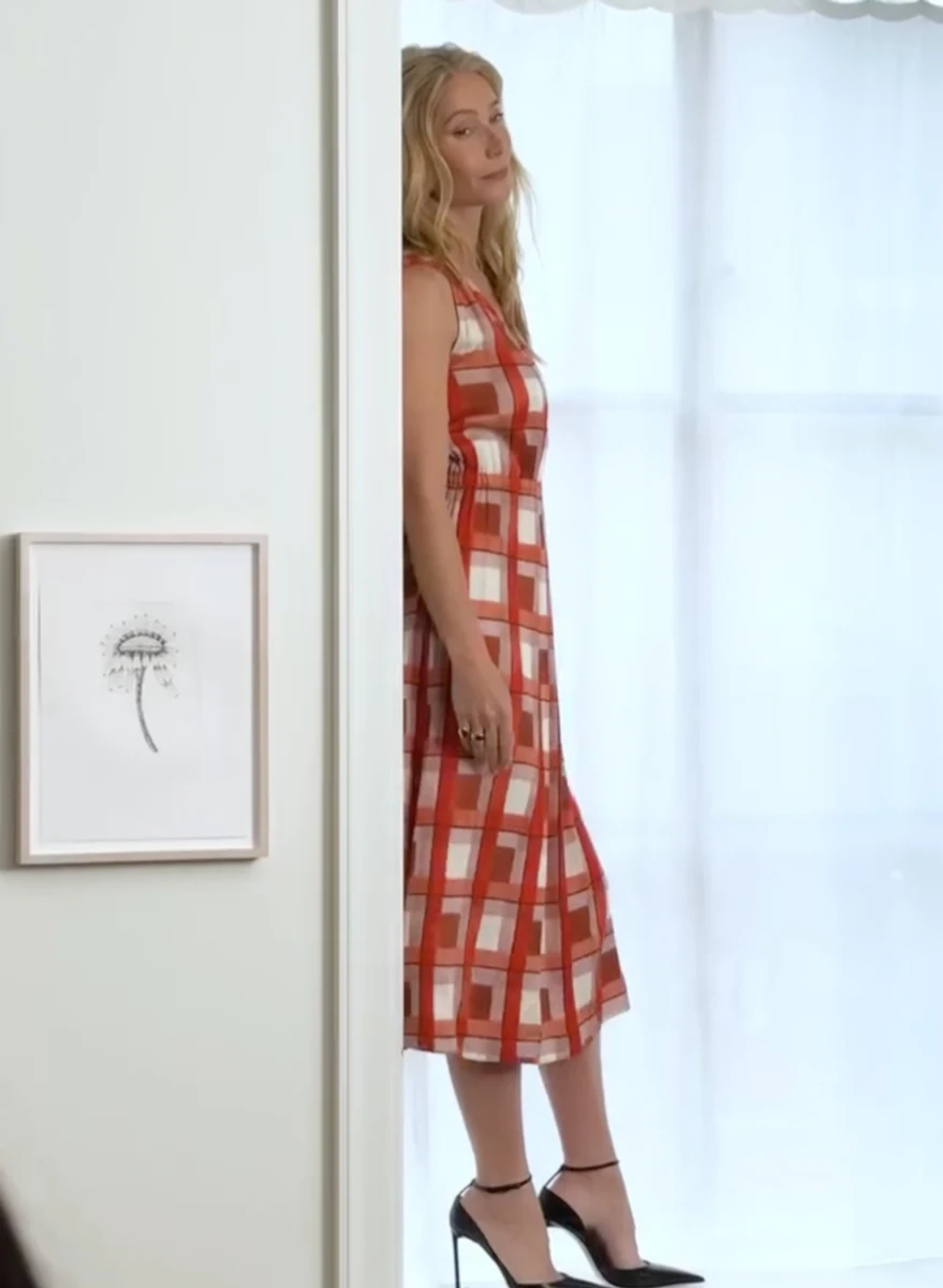 Гвінет Пелтроу у яскравій сукенці попозувала для реклами свого бренду