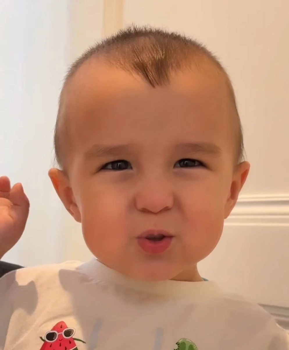 Адам дорослішає і стає більше схожим на маму