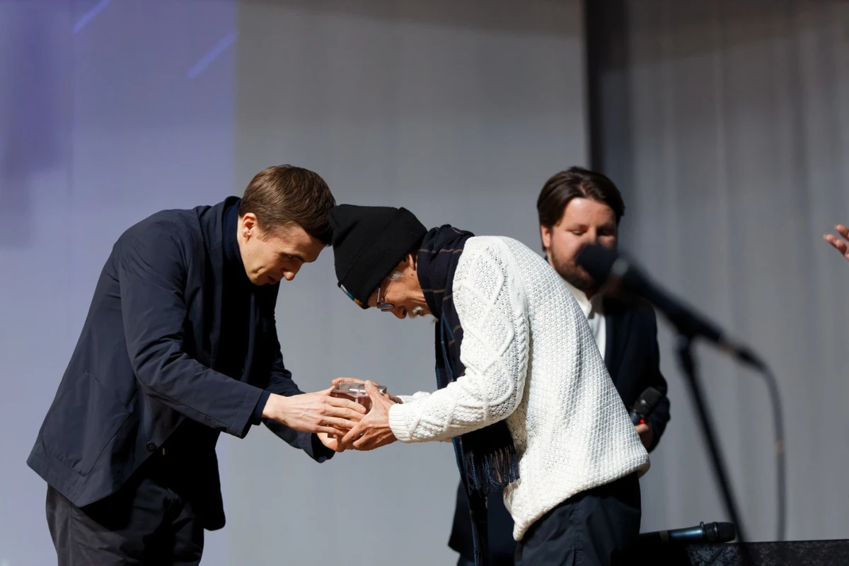 Журналіст УП Михайло Ткач вручив нагороду японцю-волонтеру з Харкова 