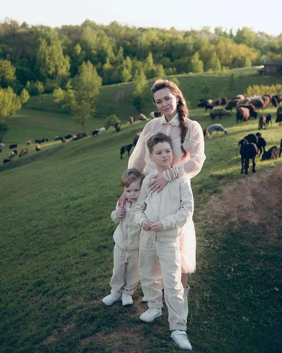 Анна зі своїми хлопцями зазнімкувалася на тлі мальовничої природи