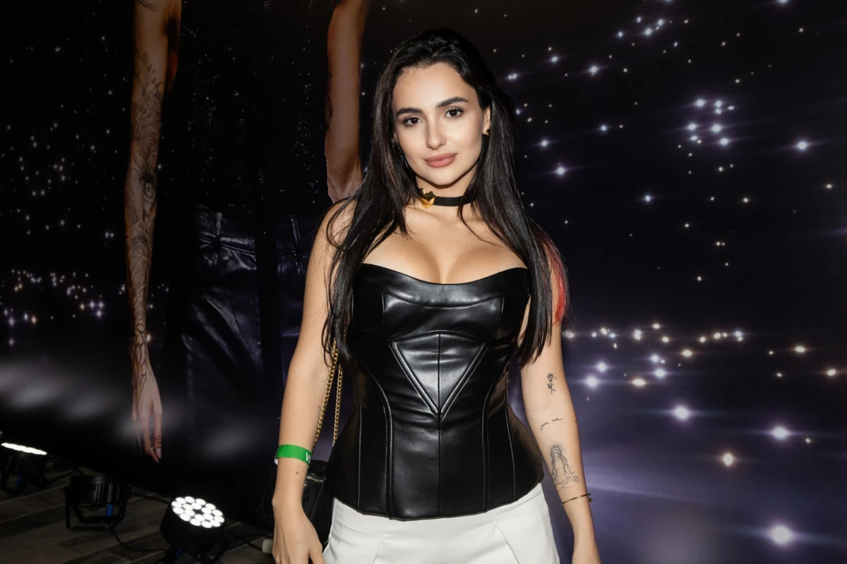 Трінчер у шкіряному топі підкреслила свою фігуру