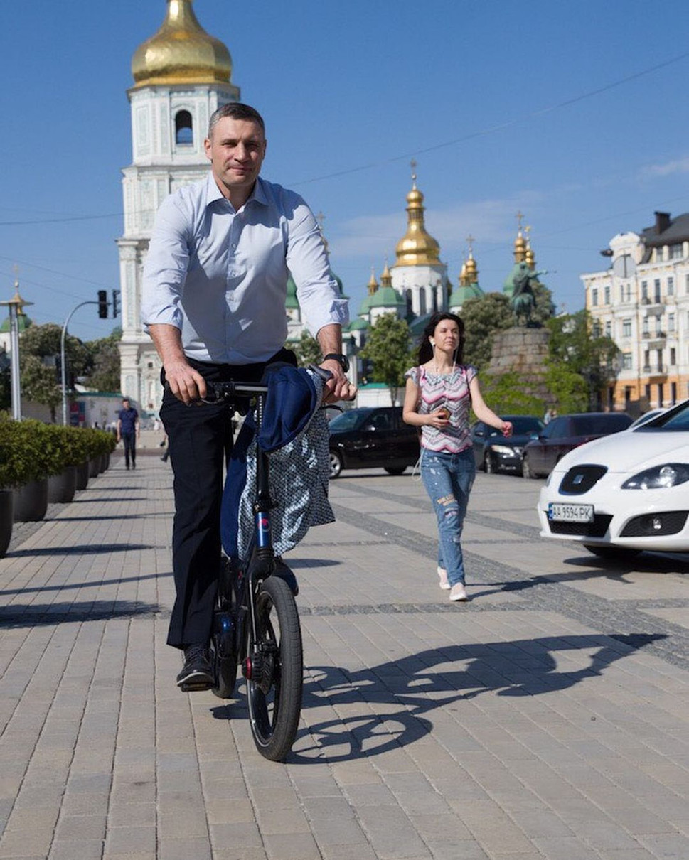 Віталій Кличко їде на велосипеді