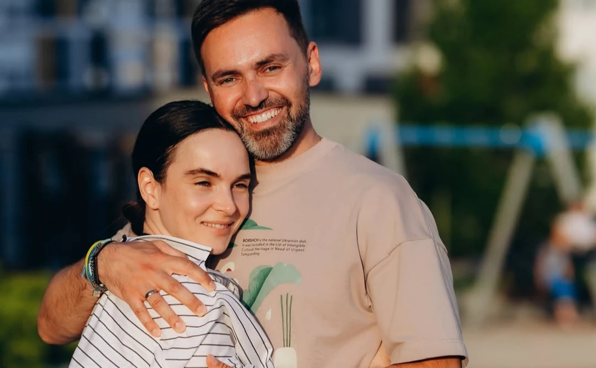 Інна та Тімур Мірошниченки позують для фото