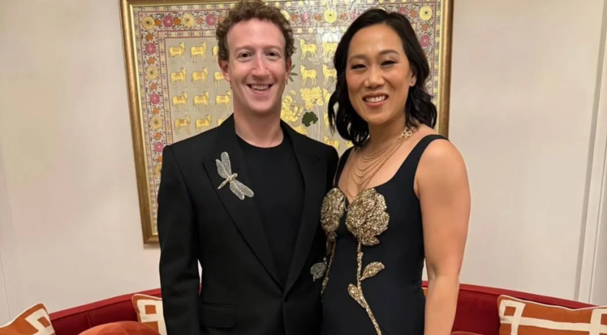 Марк Цукерберг позує для фото з дружиною