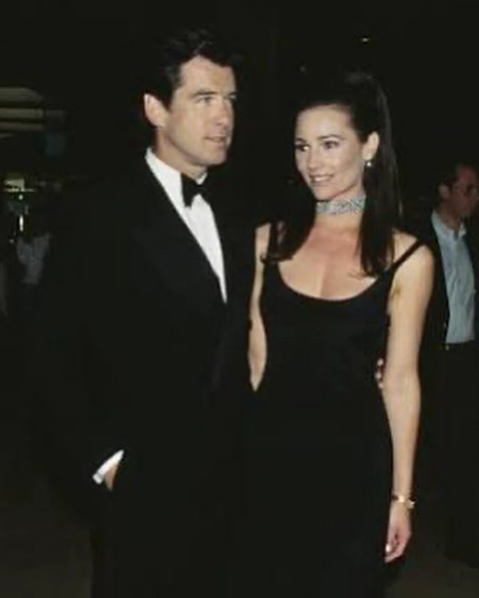 Пірс Броснан пригорнув дружину на вечірці