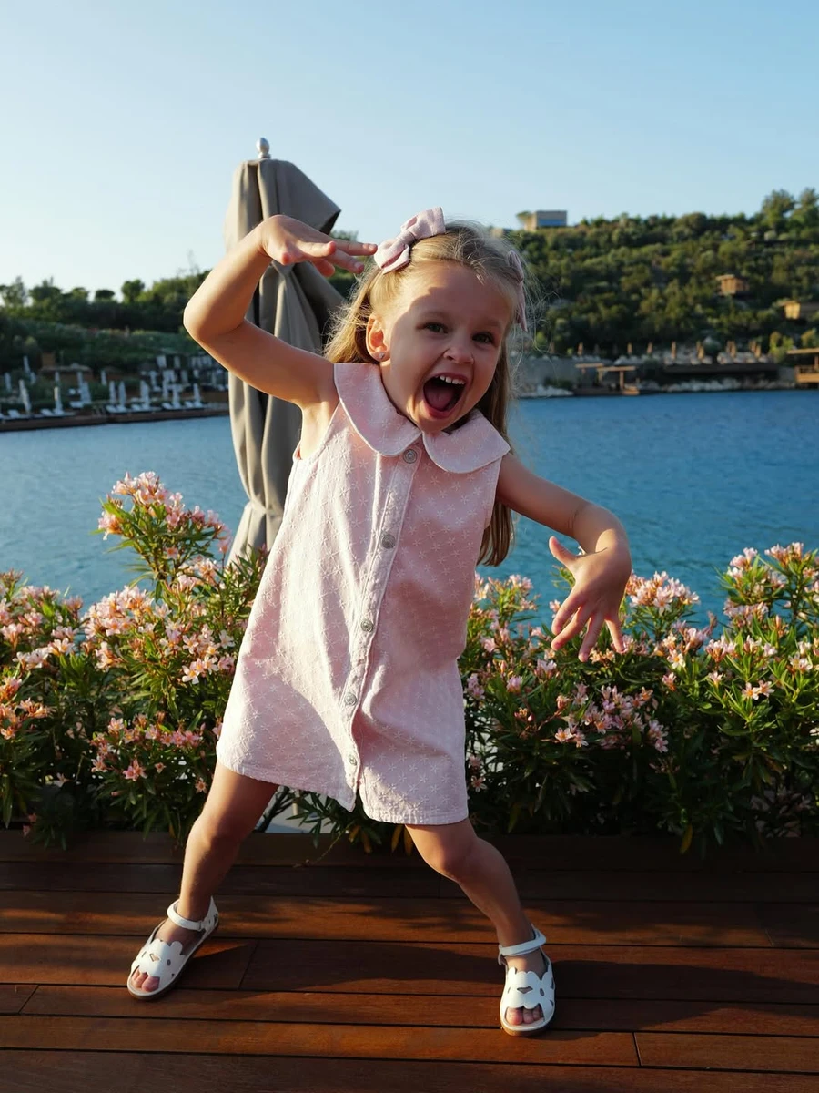 Дочка Зінченка у милому образі кумедно попозувала біля води