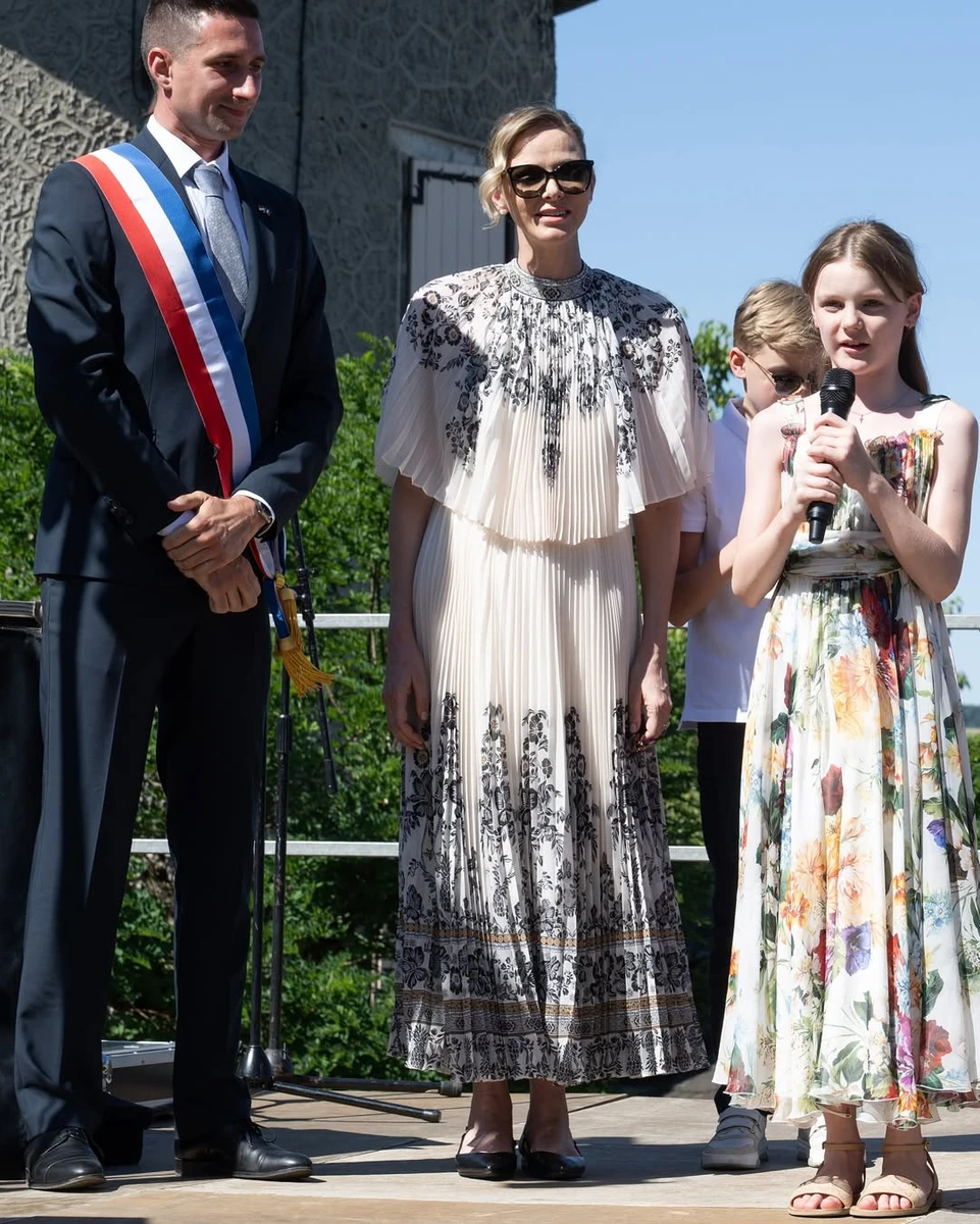 Княгиня Монако у літній сукні з кейпом підтримала дочку